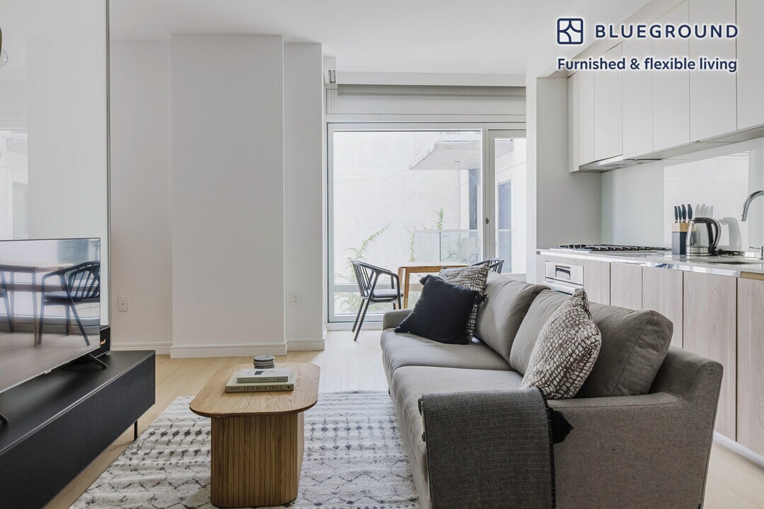 572 11th Ave in New York, NY - Building Photo