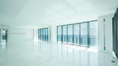 19575 Collins Ave in Sunny Isles Beach, FL - Foto de edificio - Building Photo