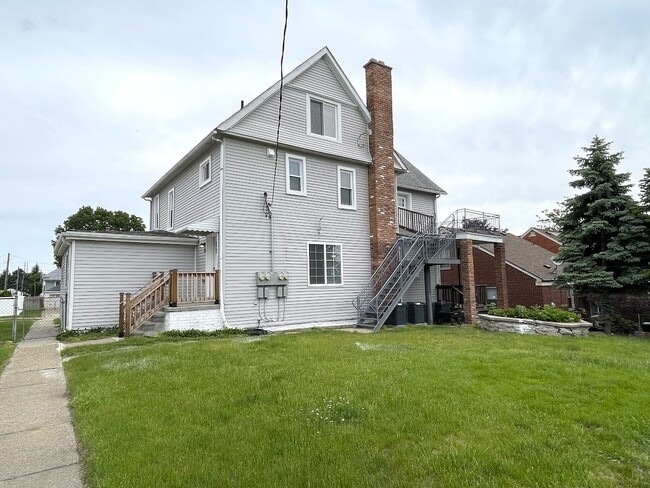 171 Davis St, Unit #2 in Wyandotte, MI - Building Photo - Building Photo
