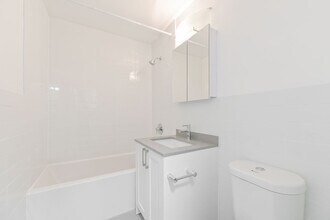 60 Gloucester St in Toronto, ON - Building Photo - Building Photo