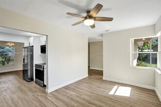 4103 NW 75th Ave in Coral Springs, FL - Foto de edificio - Building Photo