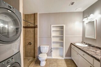 1135 Woodland St, Unit A in Houston, TX - Foto de edificio - Building Photo