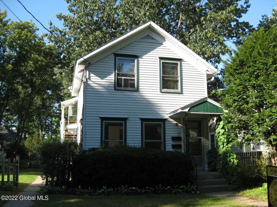 5 Avery St in Saratoga Springs, NY - Building Photo