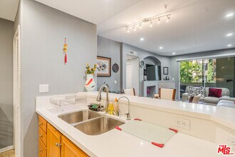 12963 W Runway Rd in Los Angeles, CA - Building Photo - Building Photo