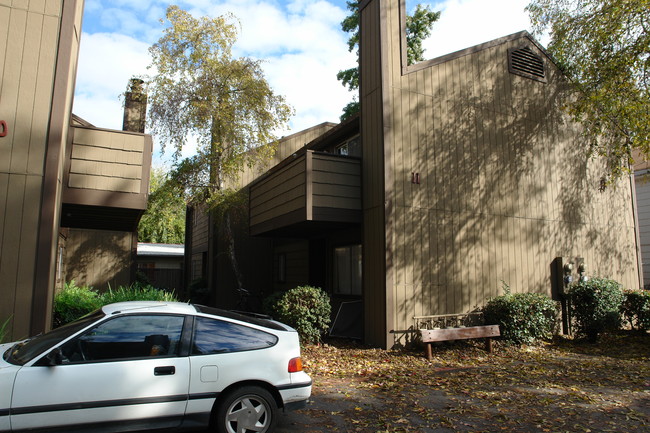 10-11 Klondike Ct in Chico, CA - Foto de edificio - Building Photo