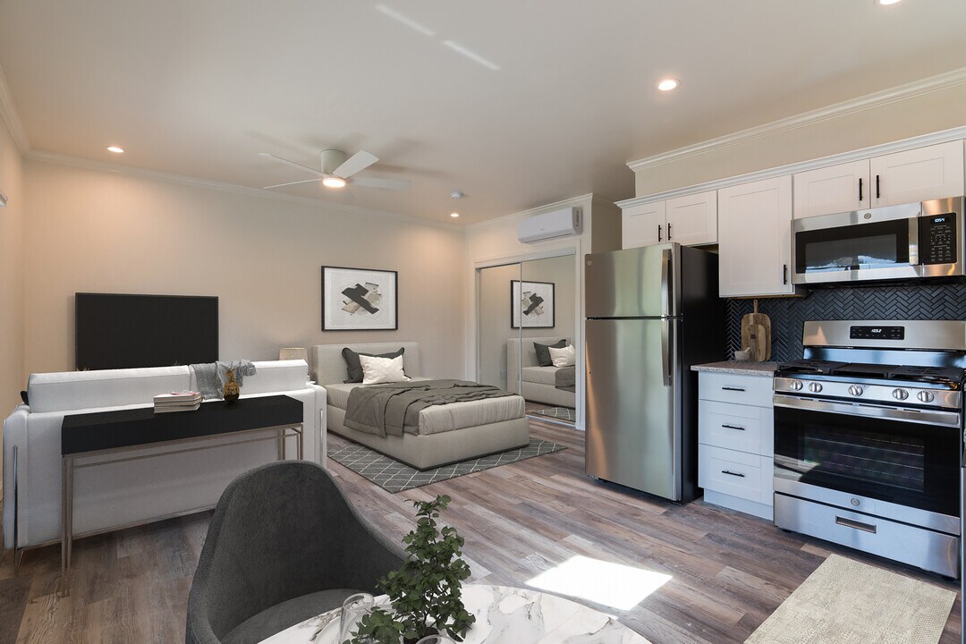 7018 Lurline Ave in Winnetka, CA - Building Photo