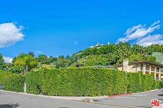 2120 San Ysidro Dr in Beverly Hills, CA - Building Photo - Building Photo