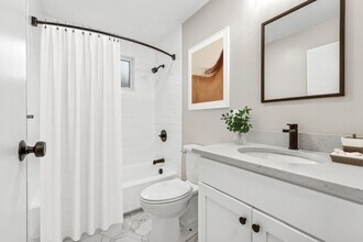 Newton Gardens in Newtonville, MA - Foto de edificio - Building Photo