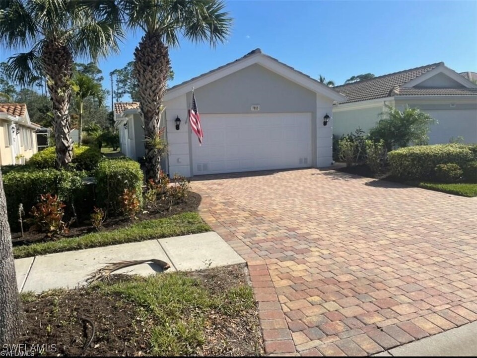 7653 Rozzini Ln in Naples, FL - Foto de edificio