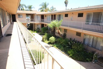 527 Cedar Ave in Long Beach, CA - Building Photo - Building Photo