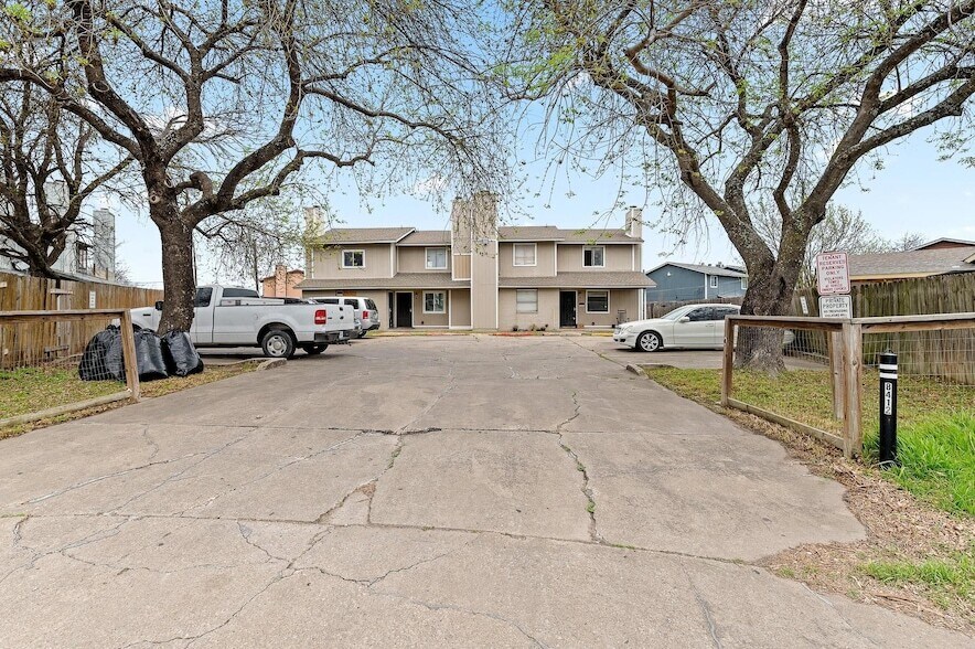 8412 Garcreek Cir, Unit D in Austin, TX - Building Photo