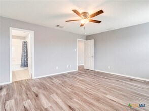 1986 Shire Meadows in New Braunfels, TX - Foto de edificio - Building Photo