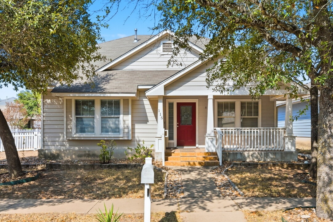 115 Teasley in Kyle, TX - Foto de edificio