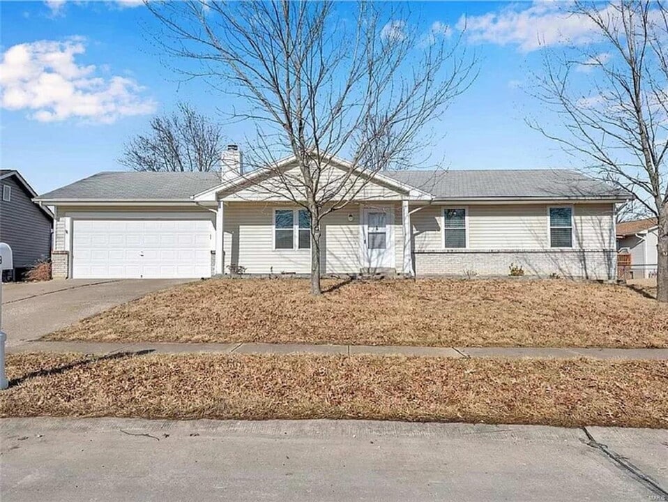 1079 Crestwood Ln in O'Fallon, MO - Foto de edificio