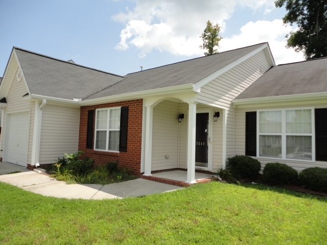 2542 Mid Salem Dr in Winston-Salem, NC - Building Photo