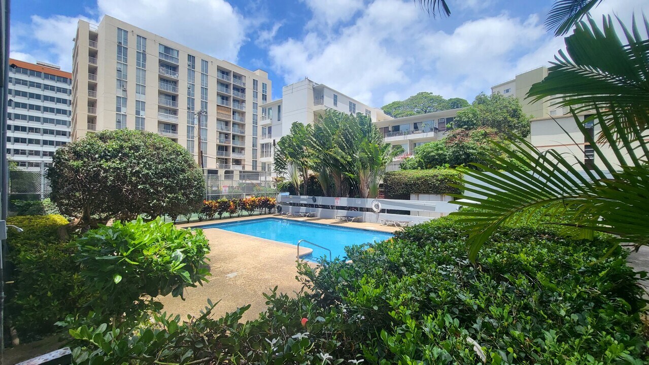 1621 Dole St in Honolulu, HI - Building Photo