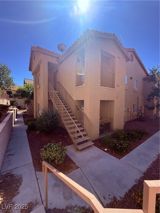 2110 Los Feliz St in Las Vegas, NV - Building Photo