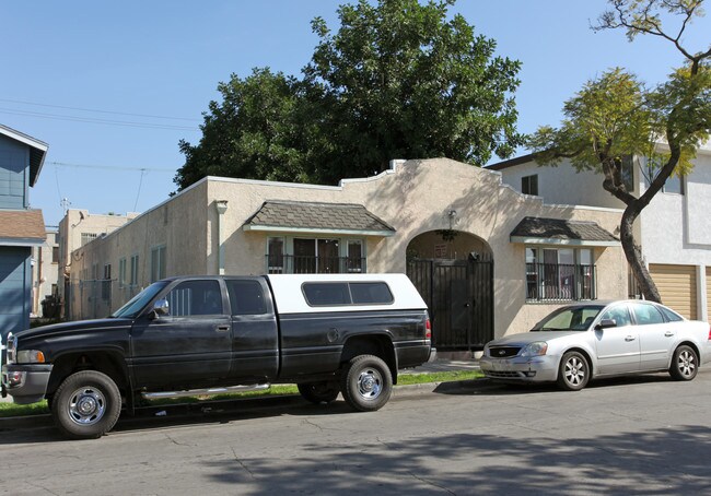 2330 Locust Ave in Long Beach, CA - Building Photo - Building Photo