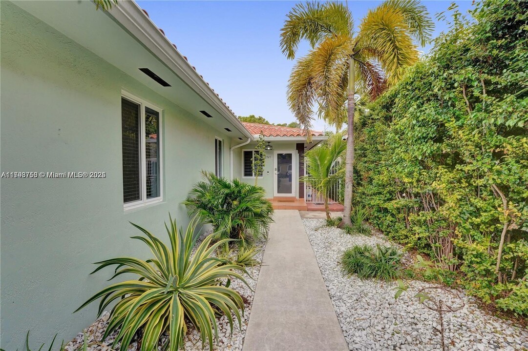 2745 SW 17th St in Miami, FL - Building Photo