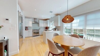 21 Crowninshield Rd in Brookline, MA - Foto de edificio - Building Photo