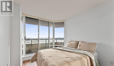 550-1550 Webb Dr in Mississauga, ON - Building Photo - Building Photo
