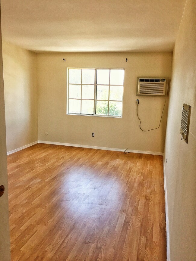 18530 Hatteras St, Unit 339 in Tarzana, CA - Foto de edificio - Building Photo