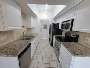 2025 Augusta Dr, Unit 303 in Houston, TX - Building Photo - Building Photo