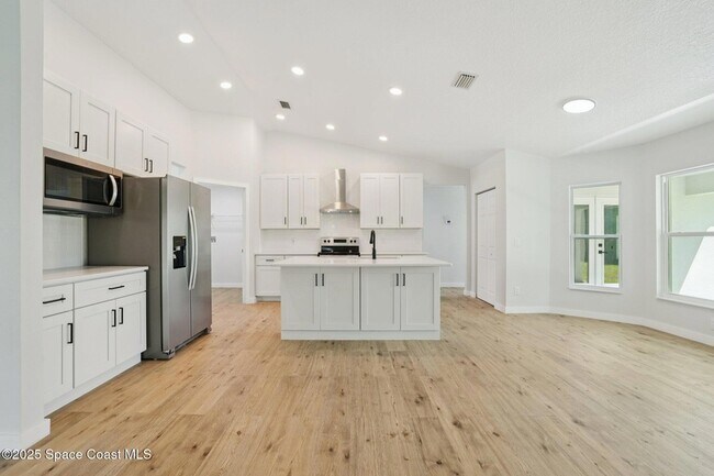 1441 Eldron Blvd SE in Palm Bay, FL - Foto de edificio - Building Photo