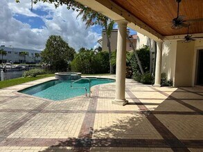 1111 Singer Dr in Riviera Beach, FL - Building Photo - Building Photo