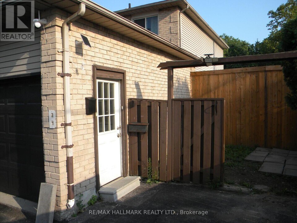1301 Anton Square in Pickering, ON - Building Photo