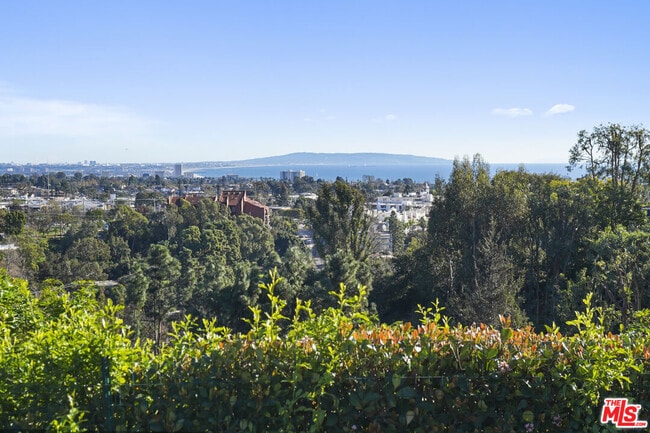 1036 El Medio Ave in Los Angeles, CA - Building Photo - Building Photo