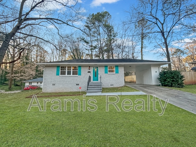 3177 Cloverhurst Dr in East Point, GA - Building Photo