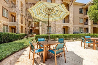 Arioso Apartments & Townhomes in Grand Prairie, TX - Foto de edificio - Building Photo
