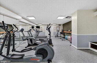 5340 Holmes Run Pky, Unit Pavilion on the park in Alexandria, VA - Foto de edificio - Building Photo