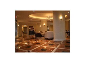 3232 Coral Way, Unit 730 in Coral Gables, FL - Foto de edificio - Building Photo