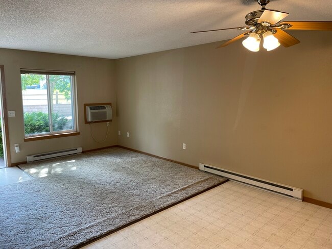320 24th Ave W, Unit 2 in Menomonie, WI - Foto de edificio - Building Photo