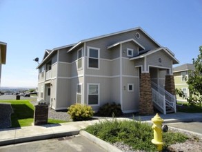 Village at Chapel Hill in Pasco, WA - Building Photo - Building Photo