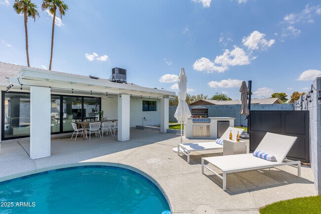 8702 E Clarendon Ave in Scottsdale, AZ - Building Photo - Building Photo