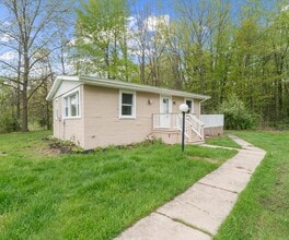 24118 Martinsville Rd in Belleville, MI - Foto de edificio - Building Photo