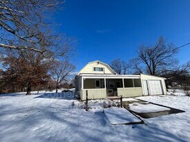 1011 Cedar St in Eudora, KS - Building Photo