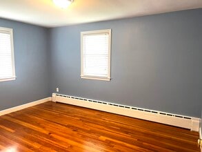 7 Madden Ave in Milford, MA - Foto de edificio - Building Photo