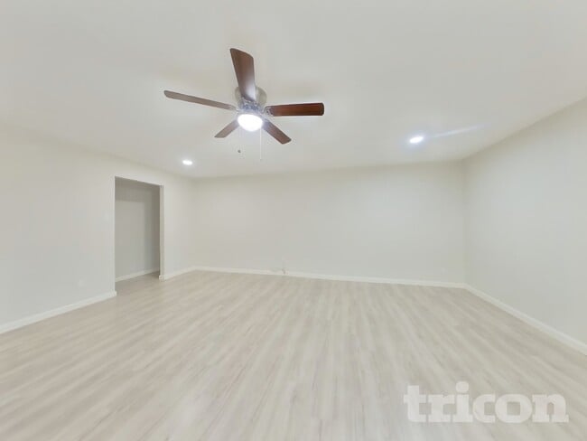 1928 Canterbury St, Unit 105 in Irving, TX - Building Photo - Building Photo