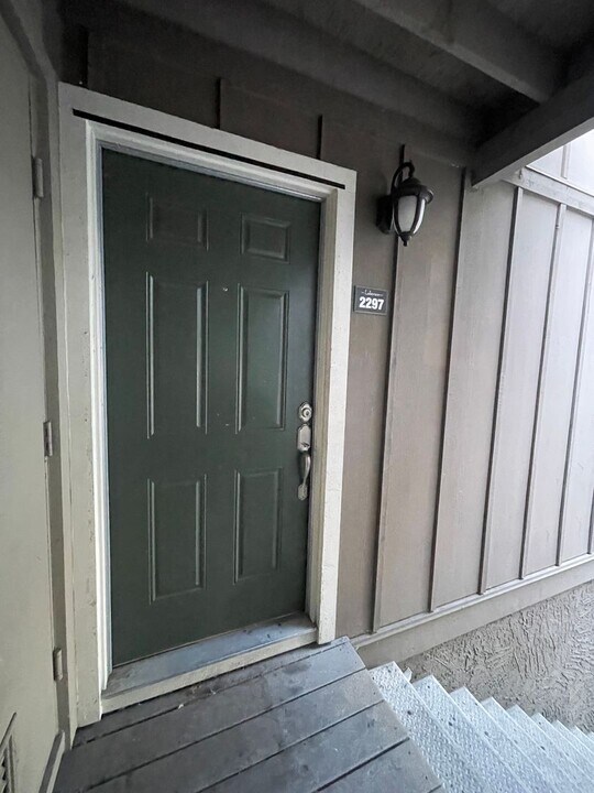 2297 Lakeview Cir in Pittsburg, CA - Building Photo