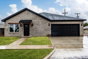 1704 Elkhart Ave in Lubbock, TX - Building Photo