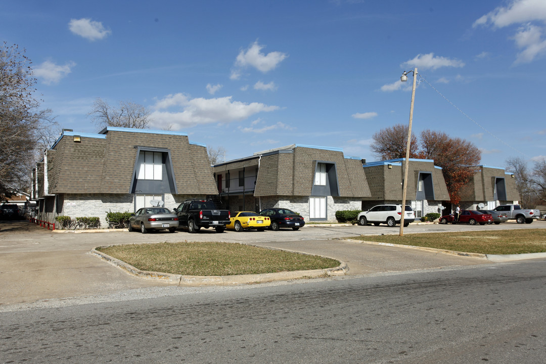 Courtland Place in Oklahoma City, OK - Building Photo