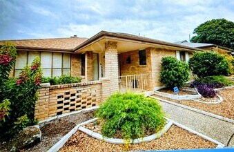 5837 Northgap Dr in San Antonio, TX - Foto de edificio - Building Photo