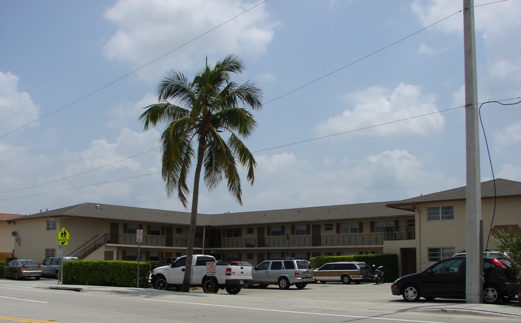 Elite Apartments in Boca Raton, FL - Building Photo