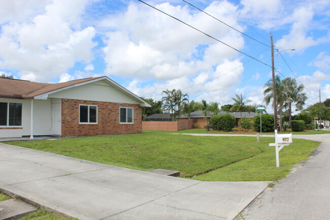 602 SE Prineville St in Port St. Lucie, FL - Building Photo - Building Photo