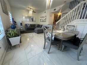 14343 SW 10th St in Pembroke Pines, FL - Foto de edificio - Building Photo