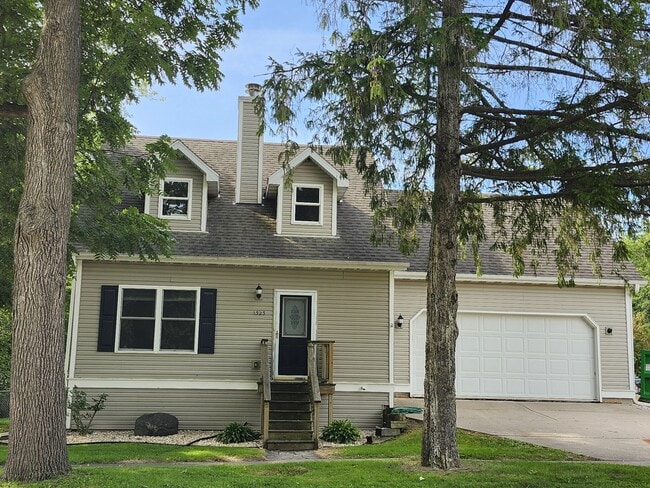 property at 1323 W Main St